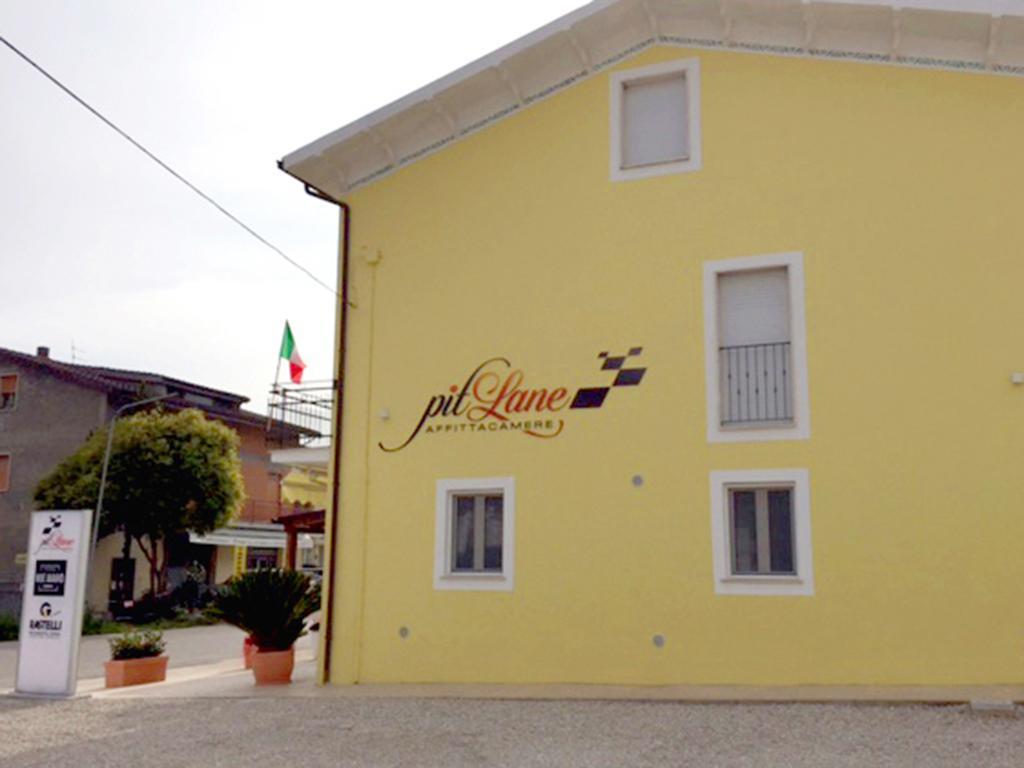Pit Lane Affittacamere Offida Exterior foto